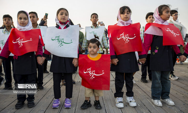 تصویر تجمع کودکان در جزیره قشم جهت پاسداشت روز ملی خلیج فارس!